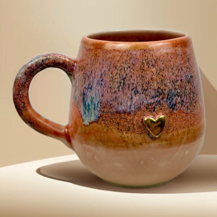 Kubek z uchem ręcznie robiony z pozłacanym serduszkiem