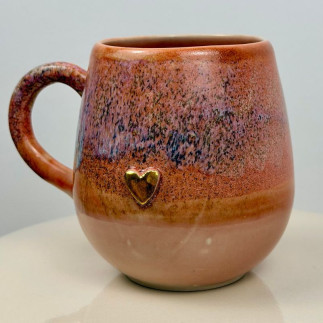 Kubek z uchem ręcznie robiony z pozłacanym serduszkiem Kubek z uchem ręcznie robiony z pozłacanym serduszkiem