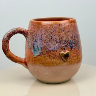 Kubek z uchem ręcznie robiony z pozłacanym serduszkiem